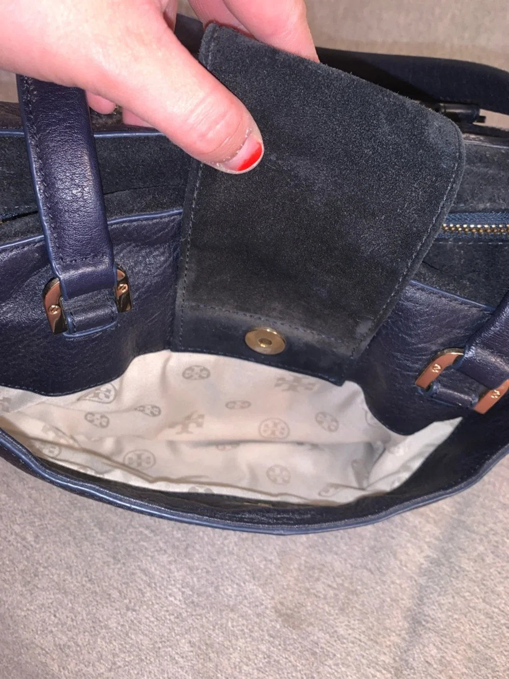 Tory Burch Black & Navy Blue Leather & Suede Top-Handle Shoulder Bag w/Gold Logo - Picture 8 of 12